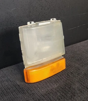 80-89 Cadillac Brougham Fleetwood  Pass Side Corner Turn Signal Right  Light - Image 1 of 4