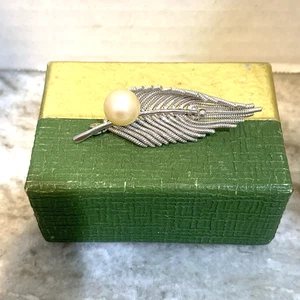 Vintage Akoya-Perle 9 mm Silber Farnblatt Brosche Anstecknadel Japan AAA Zuchtklumpen Box 2 Zoll - Bild 1 von 12
