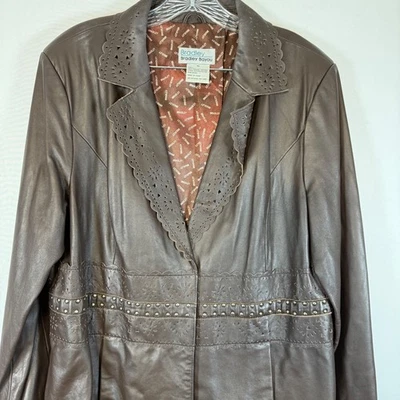 Chaqueta Bradley Bayou de cuero marrón con tachuelas corte láser para mujer talla XL Foto 1 de 4