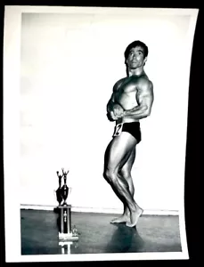 (2) ORIGINAL MR. NEW JERSEY BODYBUILDER BEEFCAKE PHOTOS + CHAMPIONSHIP TROPHY - Picture 1 of 11