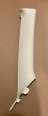 Cargador 300 2006-2010 delantero derecho a pilar moldura de plástico pilar A blanco perla Foto 1 de 2