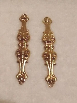 Dos decoraciones europeas muy antiguas de muebles de metal dorado Foto 1 de 2