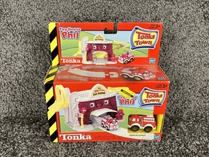 NUEVO 2002 Tonka Town Fire House Phil Hook 'N Ladder camión de bomberos juego de bomberos - Imagen 1 de 7