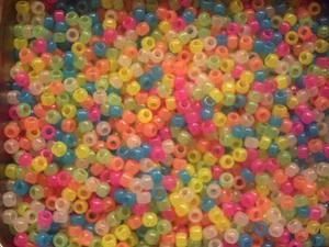 1000 Glow in Dark Pony Beads,IDEAL 4 DUMMY CLIPS,BRACELETS,BRAIDING - Picture 1 of 1