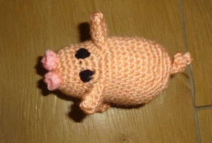 Wollowbie Schwein Schwanhilde handgehäkelt lachs Wollowbie - Bild 1 von 3