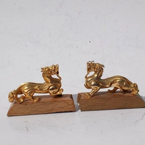 Vintage kleines Paar Foo Hund Wächter Messing plattiert Figuren asiatische Kunst Holzsockel - Bild 1 von 12