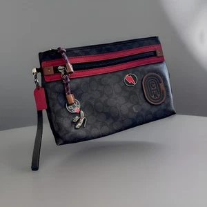 COACH Create Pin Plátano/Perno Pasadores Accesorio Bolsa de Aseo Muñequera Cuero Rojo - Imagen 1 de 11