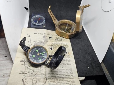 3 bússolas de bolso vintage de latão e plástico - Imagem 1 de 4