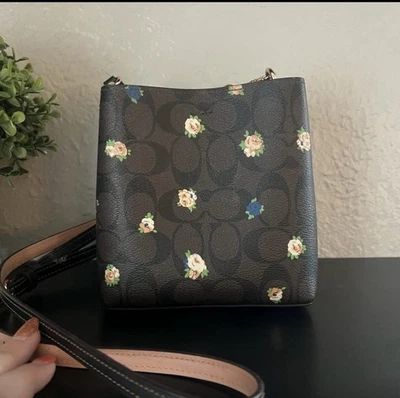 Bolso Coach Mini Town Bucket en lona exclusiva con mini estampado floral Foto 1 de 4