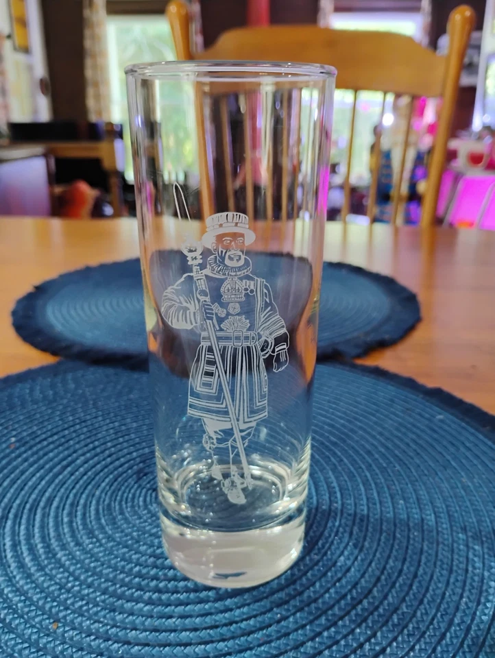 Vidrio grabado Beefeater Gin Yeoman Warder de colección Londres Inglaterra Foto 1 de 1