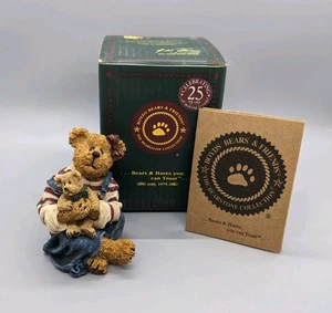 Boyds Figure "Megan McBruin & Friend Bear Hugs" #228428 Girl Holding Teddy Bear - Foto 1 di 9