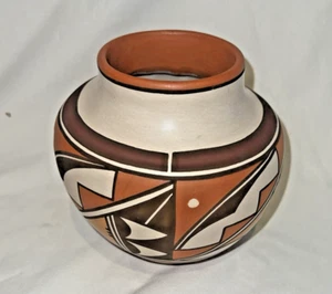 Tarro Olla Gladys Sratyu’we Paquin (1936-2020) 4 colores patrón Kiva agua casi nuevo usado en excelente estado - Imagen 1 de 20