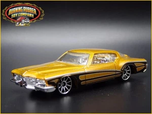 1971 71 BUICK RIVIERA ORO RARO MODELLO DIECAST DIORAMA IN SCALA 1:64 - Foto 1 di 8