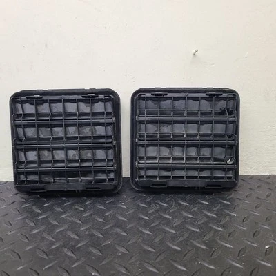 Par de extractores de rejilla de ventilación de presión de aire Dodge Ram 1500 02-25 OEM 68323649AB Foto 1 de 3