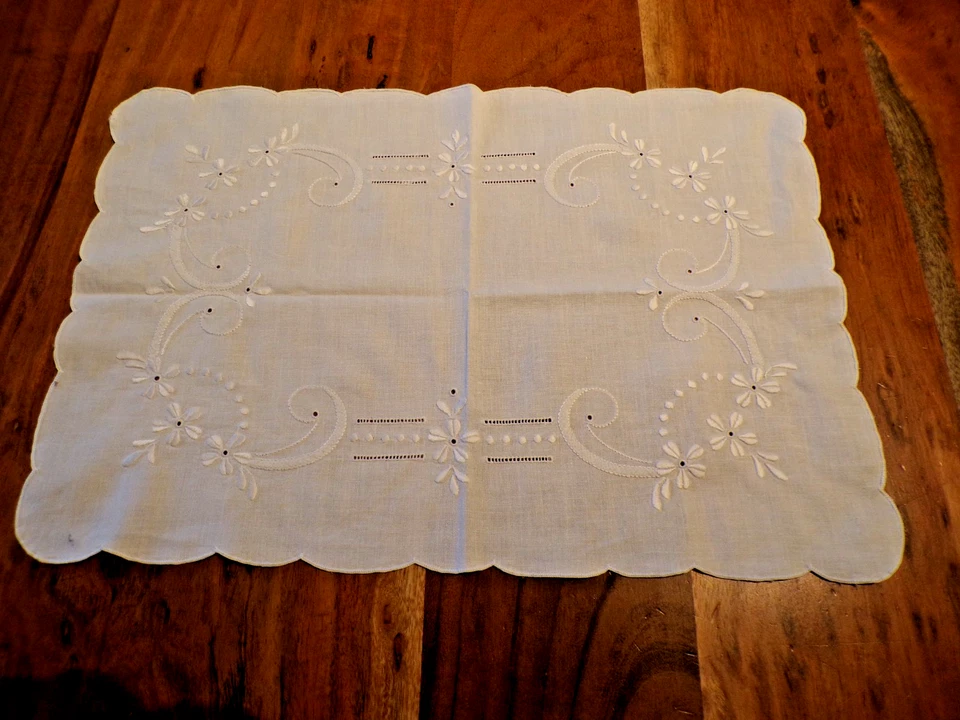 Linge ancien 1 Napperon en coton  blanc avec broderies - Photo 1/4