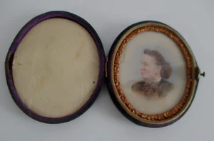 Antikes Portrait einer Frau auf Porzellan, im Etui - Bild 1 von 5