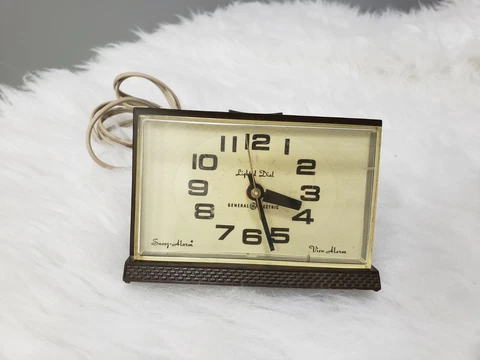 MCM GENERAL ELECTRIC Vtg Electric Bedside Tabletop Alarm Clock Retro 70's 7415 Cover