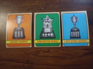(3) 1972 - 73 carte Topps Hockey Trophy Calder Lady Byng Conn Smythe - Foto 1 di 5