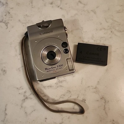 Canon PowerShot S100 Digital ELPH Camera/ Canon IXY, 2.1 MP, UNTESTED, Silver - Image 1 of 4