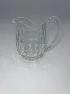 Brocca per crema in vetro Starburst cristallo stampato 3,25" H x 4,5" W - Foto 1 di 3