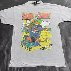 T-shirt vintage anni 90 SAND SHARK SHARKY CARTONE ANIMATO SPIAGGIA SURF VACANZA SOUVENIR TURISTICO M - Foto 1 di 6