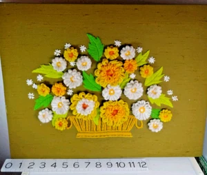 Arte de pared vintage de canasta de flores bordada a mano de los años 70 aproximadamente 14" X 18" - Imagen 1 de 5
