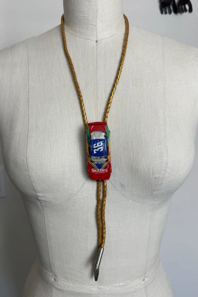 NASCAR #36 Skittles coche de carreras bolo corbata cuerda trenzada dorada estilo occidental Foto 1 de 4