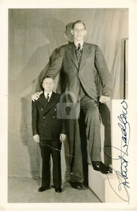 Robert Wadlow (Worlds Tallest Man) -- Signed Vintage Photo Postcard Copy - Picture 1 of 2