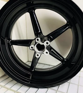 Rueda trasera Harley Rocker 2008-11 llanta negra brillante OEM 18x8 Softail intercambio - Imagen 1 de 10