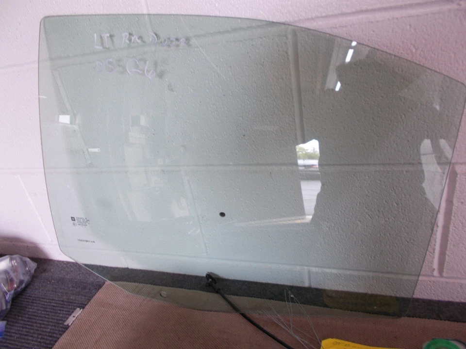 Оригинальное заднее левое стекло со стороны водителя для седана Pontiac G6 2005-2010 15231951 годов выпуска - Изображение 1 из 1