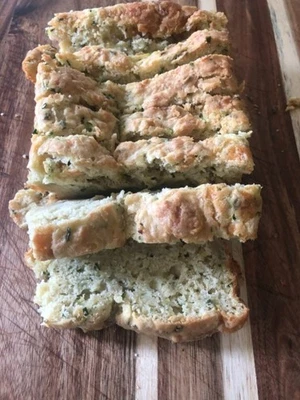 Pan de suero de leche de calabacín casero con queso cheddar y cebollino * Favorito del otoño Foto 1 de 4
