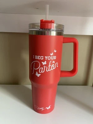 Vaso rojo Dolly Parton for Dollar General I BEG YOUR PARTON 40 OZ con pajita Foto 1 de 4