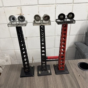 Lot Of 3 Marx 416 Metal Floodlight Towers - 2 Black 1 Red - Tested Work Great - Picture 1 of 14