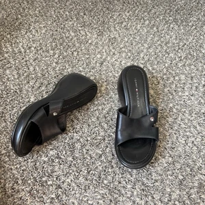 Vintage Tommy Hilfiger Pantoletten Sandalen Keilabsatz Plateau Y2K 90er Chunky Heel 7,5 schwarz - Bild 1 von 12