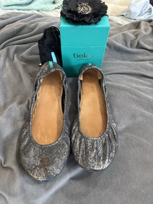 Tieks Drago Edición Limitada Ballet Pisos Talla 8 Usados en Excelente Condición Con Flor Drago  Foto 1 de 4