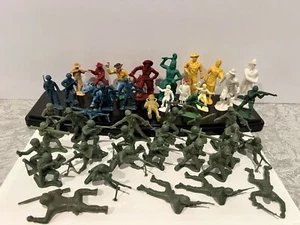 Verschiedene Plastik Armee Männer Cowboys Feuerwehrmänner Marx Lot - Bild 1 von 1
