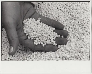 Original 1990 a handful of biopol plastic, STERN archive photo by Dr. Gebhardt - Picture 1 of 2