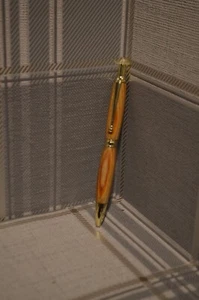 Handgefertigter Power Click Kugelschreiber mit Pitch Pine Holzkörper und Goldrand - Bild 1 von 8