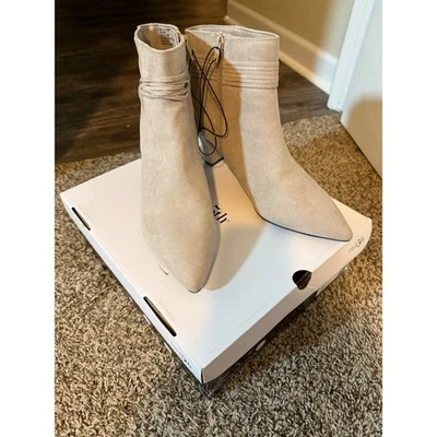 Botas al tobillo East 5th para mujer de gamuza tostada con punta de almendra ancho lateral cremallera tacón Foto 1 de 4