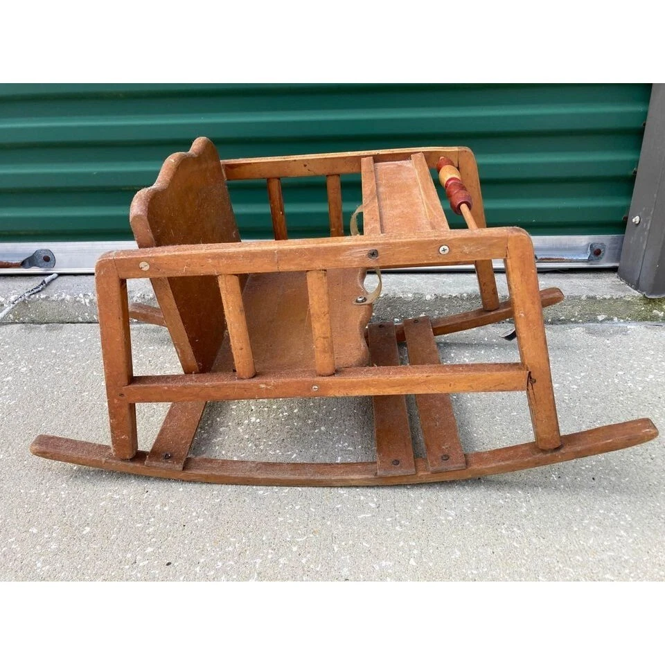 Mecedora balancín vintage de madera curvada para bebé Foto 1 de 4