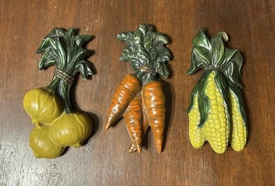 Juego De Colección De 3 Tiza Cerámica Vegetales Colgantes De Pared Cebolla Maíz Zanahorias Foto 1 de 4
