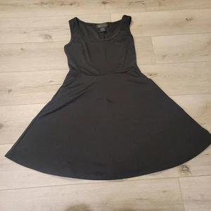Schwarzes ärmelloses Fit & Flare Kleid mit dezentem Chevron Muster - Bild 1 von 8