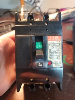 Interruptor sin fusibles Hitachi F-30FB 10A 3P (VR13) Foto 1 de 4