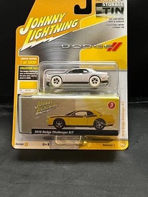 JOHNNY LIGHTNING 2010 DODGE CHALLENGER R/T WHITE CHASE STORAGE TIN LIMITED 5,036 - Image 1 of 3