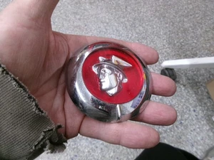 Mercury 1949 cromo/rojo cubierta de bloqueo de maletero parte # 8M-704351 - Imagen 1 de 3