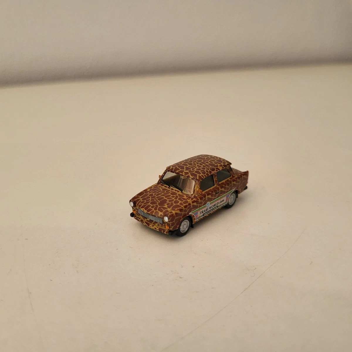 Herpa Modellauto Trabant 1.1 Limousine Rot (1990-1991) - H0 Maßstab 1:87, Inkl. Individuellem Wunschkennzeichen