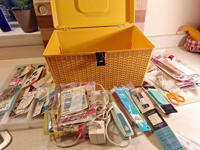 Caja de costura Wilson Wil-Hold vintage. 2 bandejas de tejido de cesta sintética con accesorios Foto 1 de 4