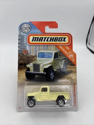 Camioneta Jeep Willys Matchbox 2019 MBX construcción 31/100 '51 4x4 amarillo pálido Foto 1 de 4