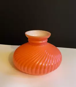 Pantalla de lámpara de vidrio de leche rosa vintage pantalla de lámpara de aceite 7" de alto cuenco remolino en relieve - Imagen 1 de 5