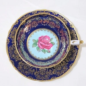 Taza de té y platillo Paragon England rosa roja sobre fondo azul cobalto 204 - Imagen 1 de 5